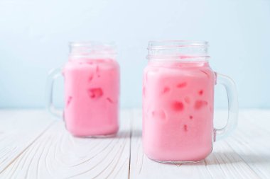 pembe çilek milkshake
