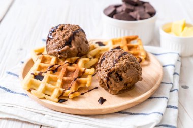 Çikolatalı dondurma waffle ile