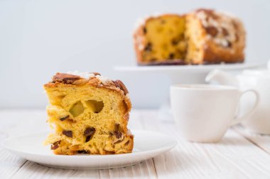 badem ile kuru üzüm Ekmek pasta