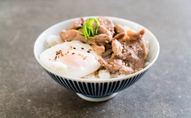 yumurta ile tepesinde pirinç Sarımsak soslu tavada kızartılmış domuz eti