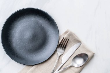 boş tabak kaşık çatal ve bıçak