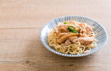 Kızartma tavuk şehriye