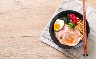 Baharatlı miso udon ramen noodle domuz eti ile