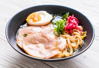 Baharatlı miso udon ramen noodle domuz eti ile