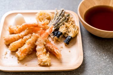 sebzeli karides tempura (hırpalanmış kızarmış karides)