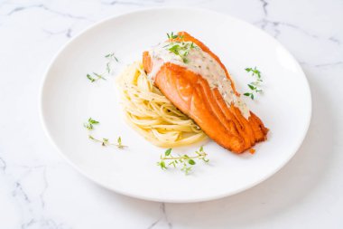 Kızarmış som balığı spagetti