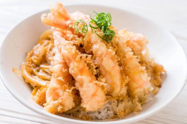 kızarmış karides tempura üzerinde pirinç kase tepesinde