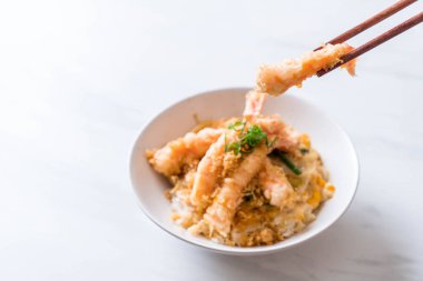 kızarmış karides tempura üzerinde pirinç kase tepesinde