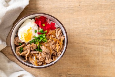 domuz eti pilav kasesi ile yumurta (Donburi) - Japon yemekleri 