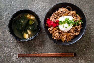 domuz eti pilav kasesi ile yumurta (Donburi) - Japon yemekleri 