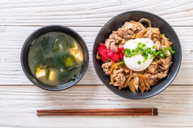 domuz eti pilav kasesi ile yumurta (Donburi) - Japon yemekleri 