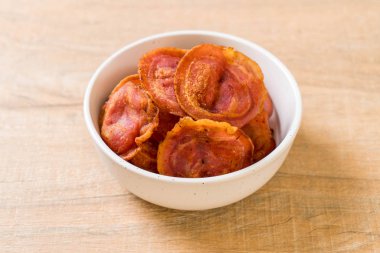 Kızarmış gevrek domuz pastırması