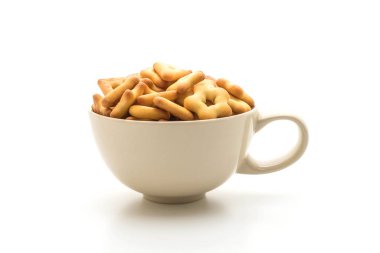 Beyaz arka plan üzerinde bisküvi kraker