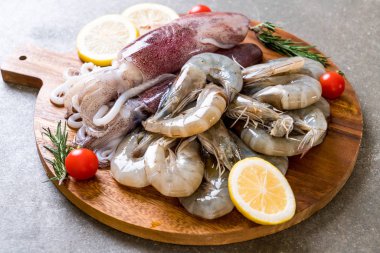taze deniz ürünleri ham (karides, mürekkep) ahşap tahta üzerinde 