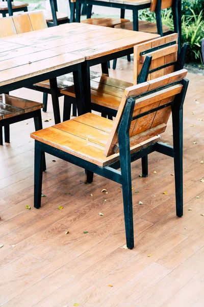 Mesa de madera vacía y silla en el restaurante al aire libre —  Fotos de Stock
