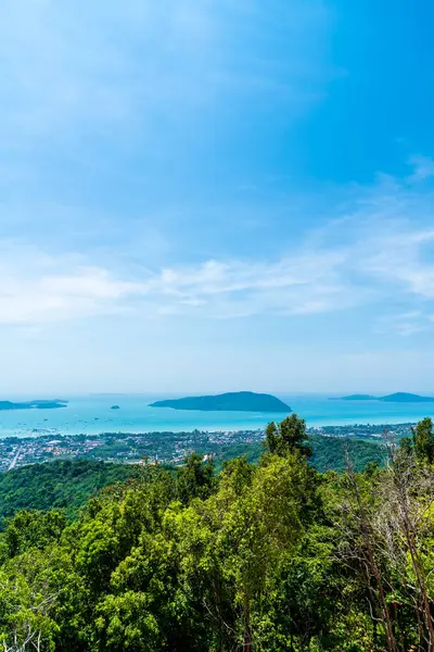 Phuket şehir manzarası ile deniz plaj 