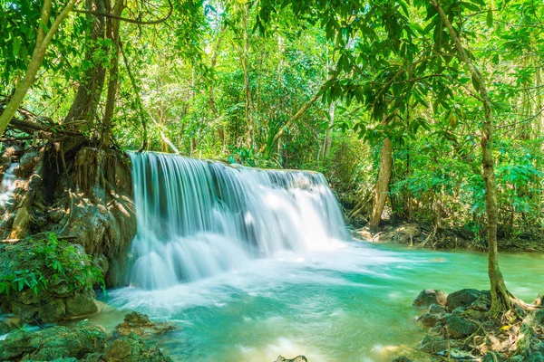 Huay Mae Kamin vízeséssel Kanchanaburi, Thaiföld — Stock Fotó