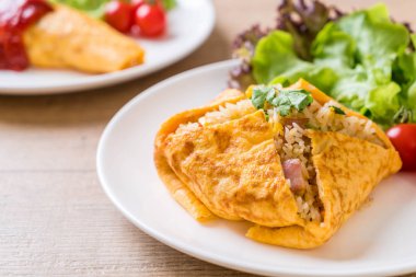 Bir omlet kaydırma aromalı Fried Rice