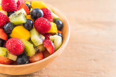 karışık taze meyve (çilek, ahududu, yaban mersini, kivi, mang
