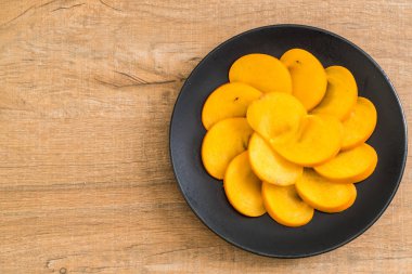 Trabzon hurması tabağa dilimlenmiş