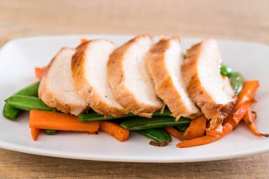 Yeşil bezelye ve havuç ile ızgara tavuk