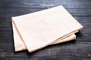 ahşap arka plan üzerinde mutfak bezi (peçete)