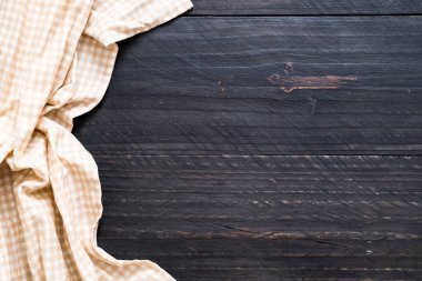 ahşap arka plan üzerinde mutfak bezi (peçete)