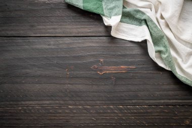 ahşap arka plan üzerinde mutfak bezi (peçete)