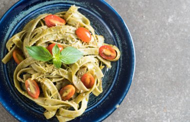 ıspanak fettuccine domates ile