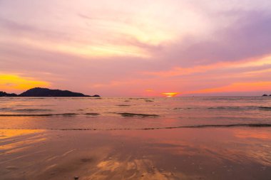 güzel gökyüzü ile tropikal plaj