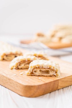 beyaz çikolata karamel ve gevrek gevrek bar ile