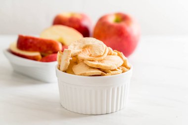 Kurutulmuş elma cips