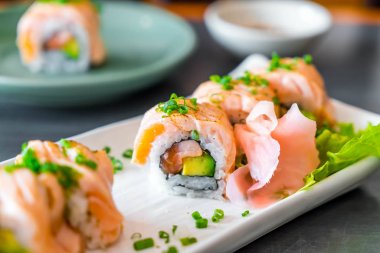 Izgara somon suşi roll