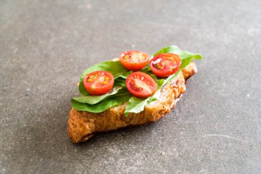 domates kruvasan sandviç