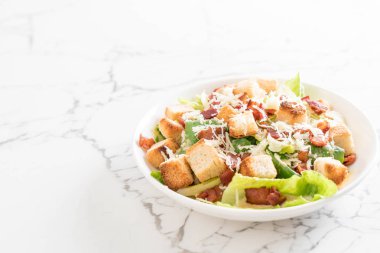 Sezar salatası masasında