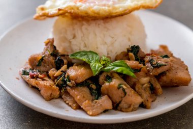 fesleğen pilav ve kızarmış yumurta ile tavada kızartılmış domuz eti