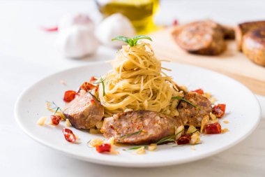 Sai Aua (Notrhern Tay baharatlı sucuk ile tavada kızartılmış spagetti)