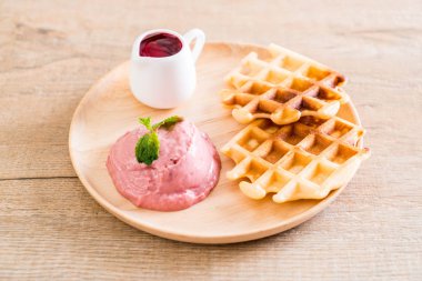 Çilekli dondurma waffle ile