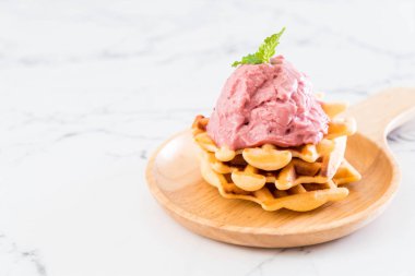 Çilekli dondurma waffle ile