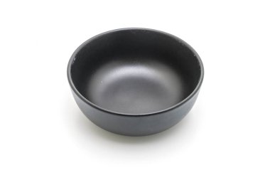 siyah plaka ve beyaz arka plan üzerinde izole kase