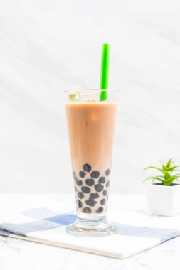 Köpüklü sütlü çay