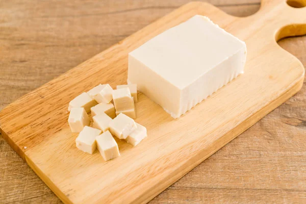 Tofu em tábua de madeira — Fotografia de Stock