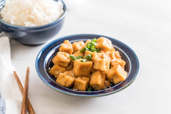 Tofu frit dans un bol au sésame — Photo