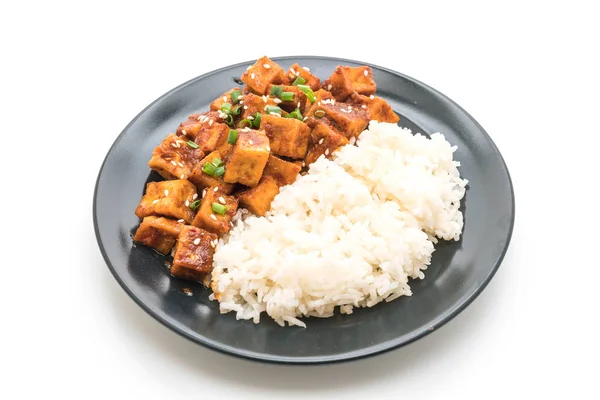 Mélanger le tofu frit avec de la sauce épicée sur le riz — Photo