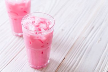 pembe çilek milkshake