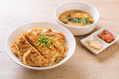 Kızarmış domuz pirzola tabağı (Katsudon)
