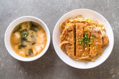 Kızarmış domuz pirzola tabağı (Katsudon)