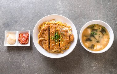 Kızarmış domuz pirzola tabağı (Katsudon)