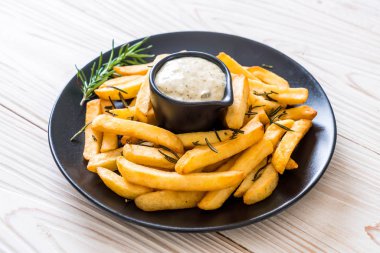 Soslu patates kızartması.