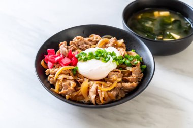 domuz eti pilav kasesi ile yumurta (Donburi) - Japon yemekleri 